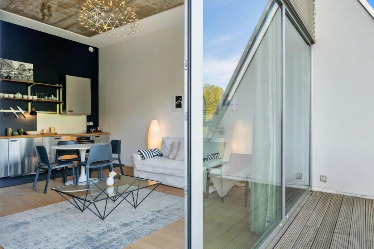 Elegant 1br Apt, Balcony, Pool, Central Location Appartement *