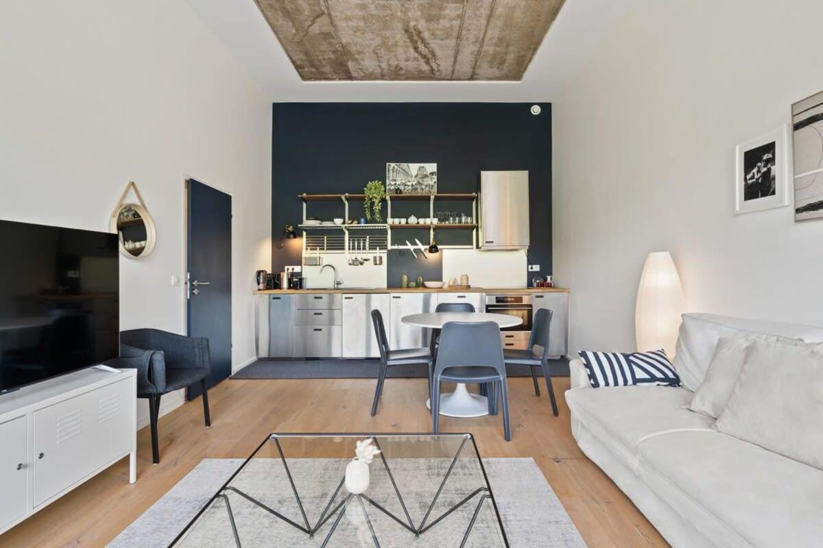 Elegant 1br Apt, Balcony, Pool, Central Location Appartement