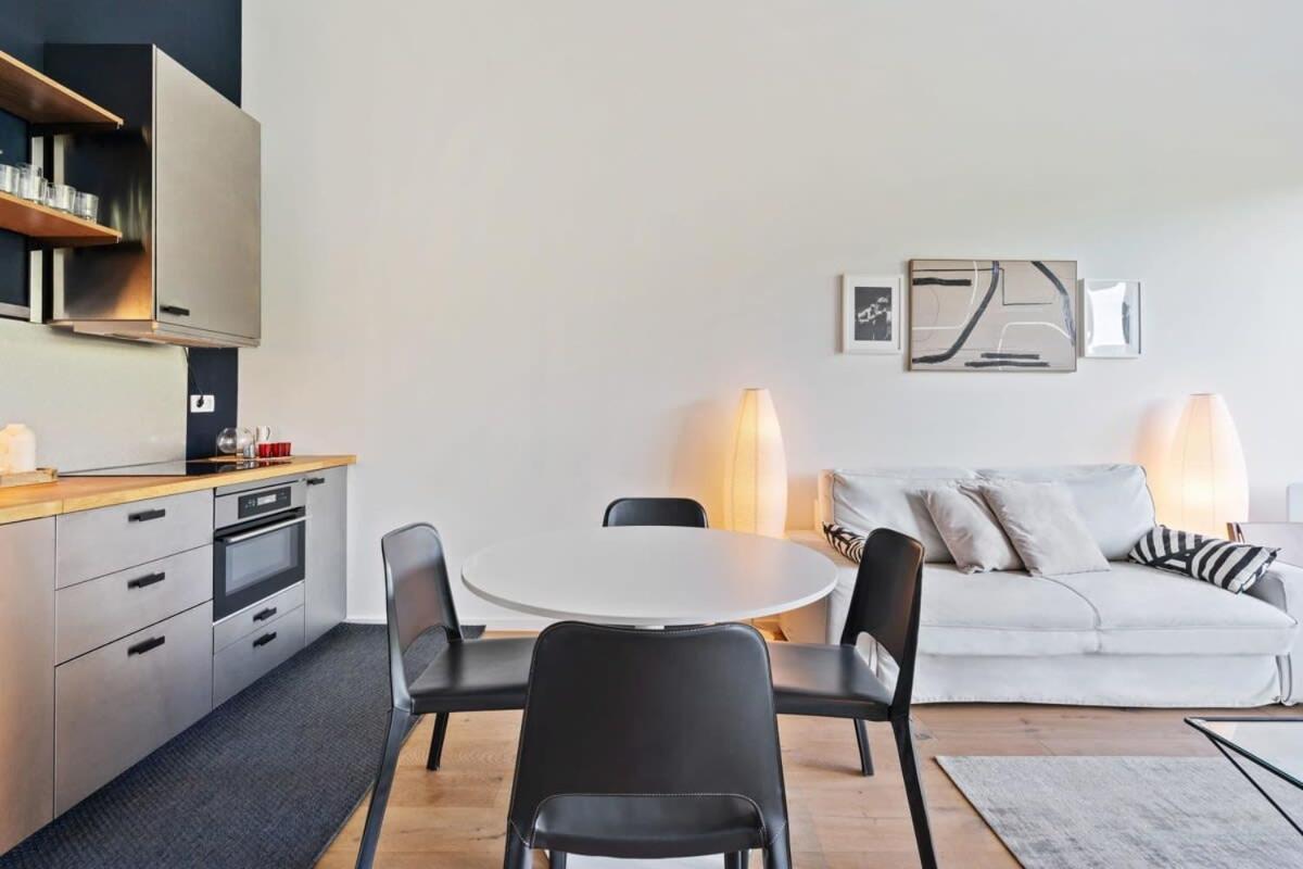 Elegant 1br Apt, Balcony, Pool, Central Location Appartement *
