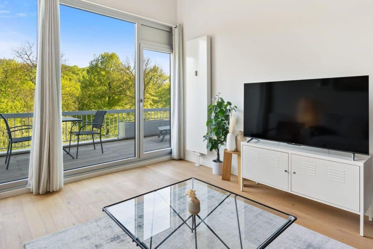 Elegant 1br Apt, Balcony, Pool, Central Location Appartement *