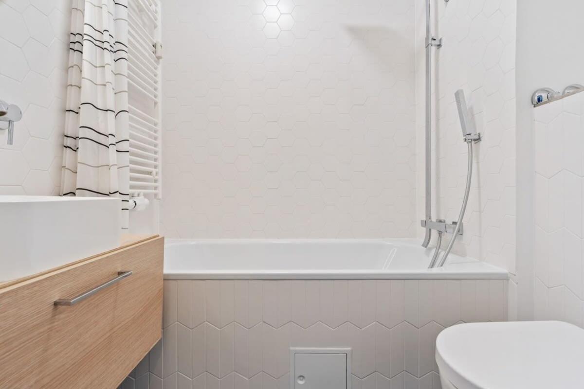 Elegant 1br Apt, Balcony, Pool, Central Location Luxemburg